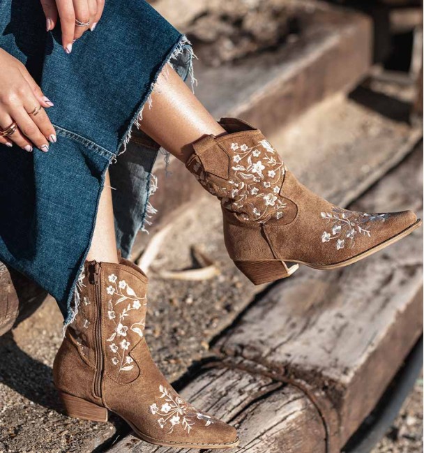 Women's  brown cowboy boots with embroidered. medium heel.
