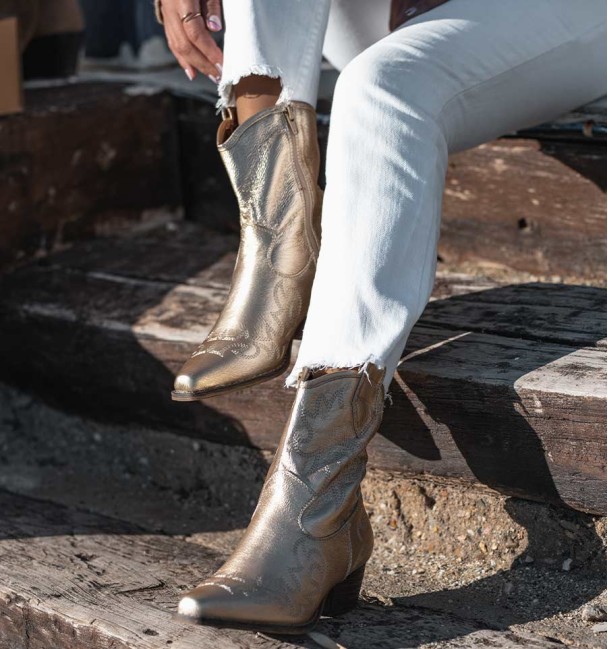 botas media caña cowboy doradas para mujer, tacón medio y cremallera. Veganas