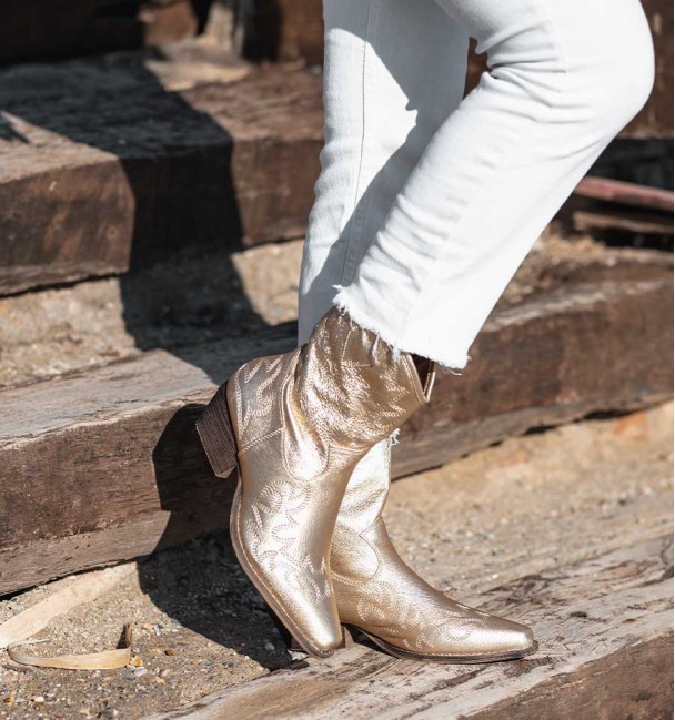Botas de cowboy douradas para mulher, de cano médio e salto médio. Vegan