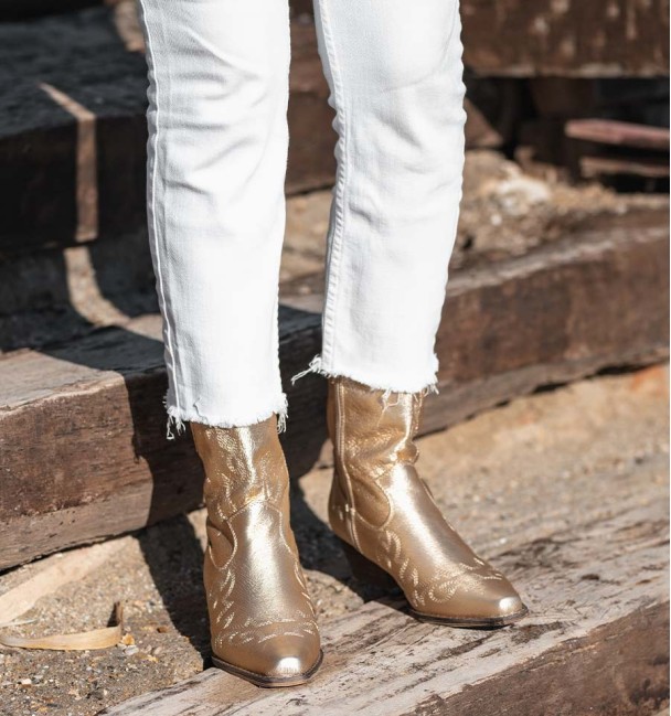Botas de cowboy douradas para mulher, de cano médio e salto médio. Vegan