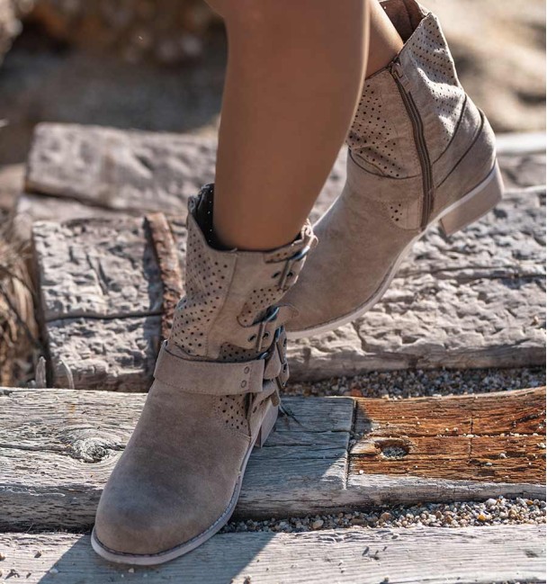 botas camperas color kaki con hebillas y caña media troquelada. Veganas botas camperas color kaki con hebillas y caña media troquelada. Veganas