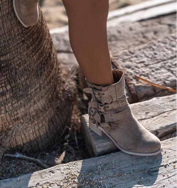 botas camperas color kaki con hebillas y caña media troquelada. Veganas botas camperas color kaki con hebillas y caña media troquelada. Veganas