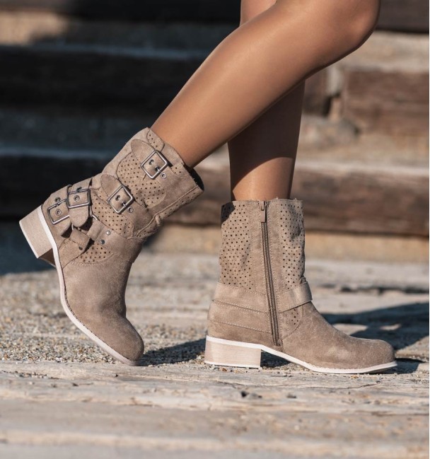 Botas de cowboy castanha com fivelas e corte a meio da canela. Vegan