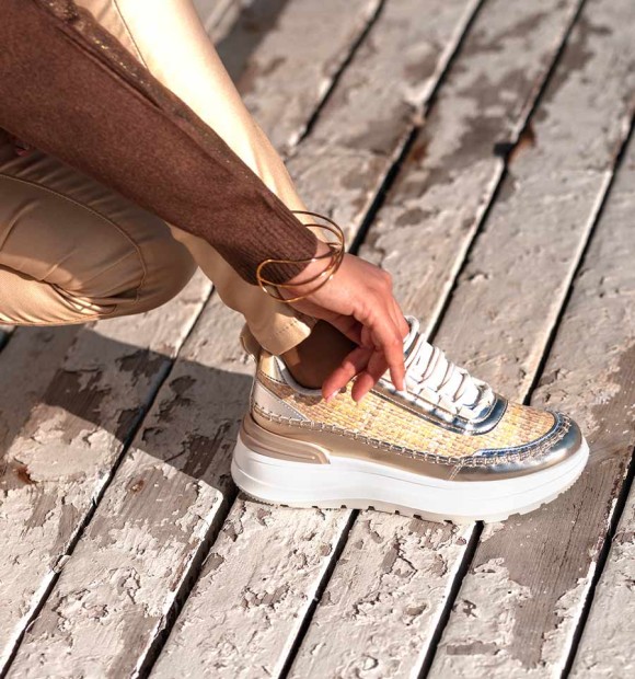 zapatillas deportivas running doradas de mujer cuerina con suela alta y colores combinados . Animal free 2