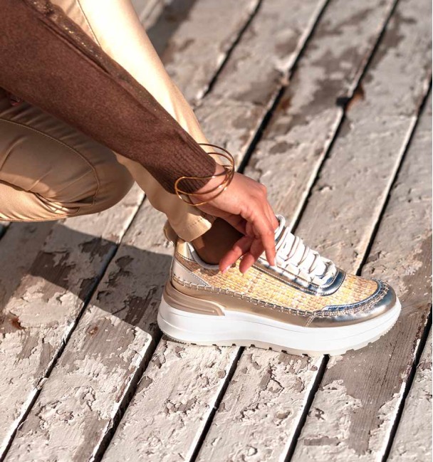 ténis para mulher em  dourado com sola alta e cores combinadas. Sem animais