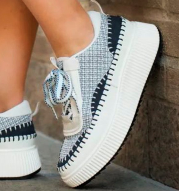 Sapatilhas para mulher com sola alta. Em branco e azul. Atacadores 2