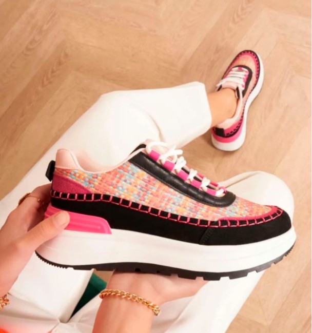 zapatillas deportivas running suela alta para mujer. En colores blancos, negros y fucsia. Deportivas de moda animal free