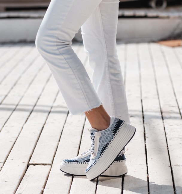 Sapatilhas para mulher com sola alta. Em branco e azul. Atacadores