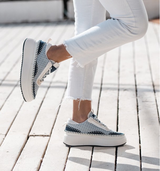 Sapatilhas de corrida para mulher com sola alta. Em branco e azul. Atacadores