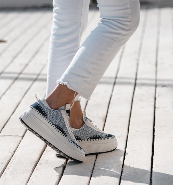 Sapatilhas de corrida para mulher com sola alta. Em branco e azul. Atacadores