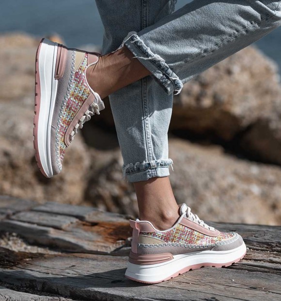 zapatillas deportivas running en colores pastel, rosa, turquesa con suela alta blanca y rosa 2