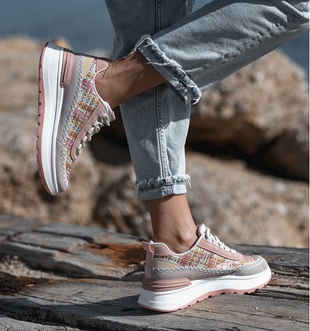 ténis de corrida em tons pastel, rosa, turquesa com sola alta branca e rosa