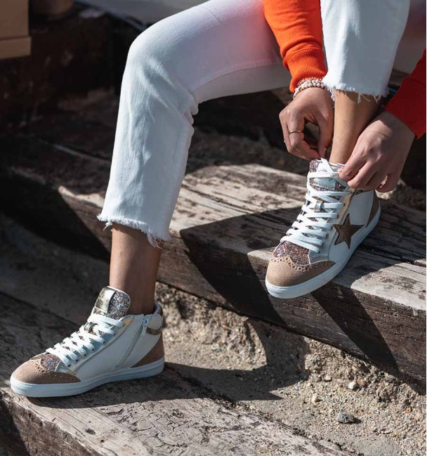 Zapatillas deportivas en blanco, marrón y dorado en botin con cremallera interior.