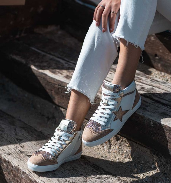 women´s Trainers in white and gold with gold star. Golden laces. 2