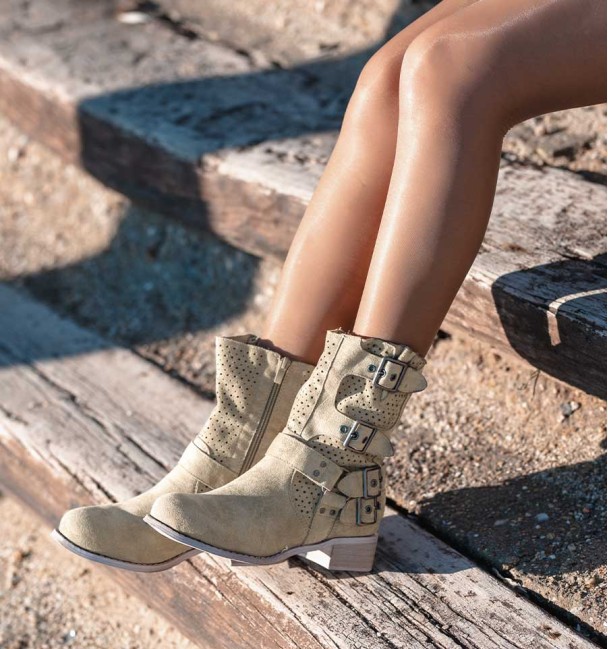 Botas de cowboy bege com fivelas e corte a meio da canela. Vegan