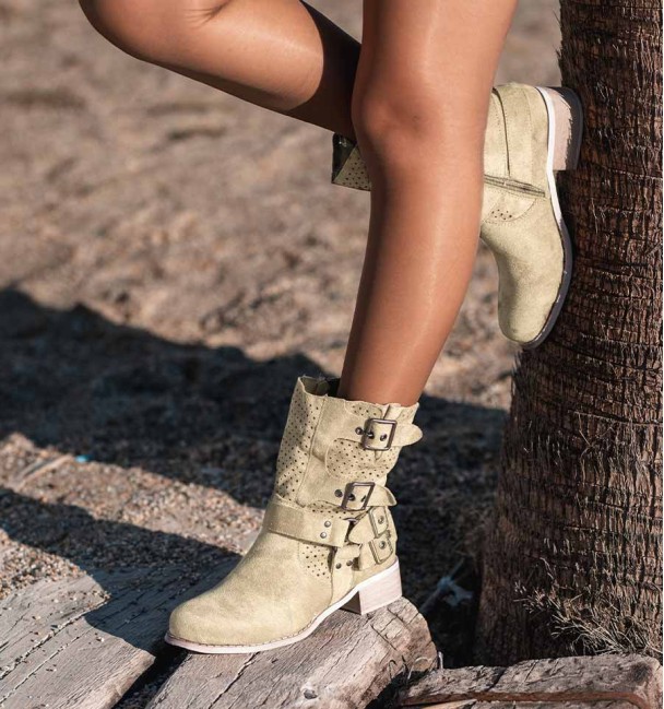botas camperas color beige con hebillas y caña media troquelada. Veganas