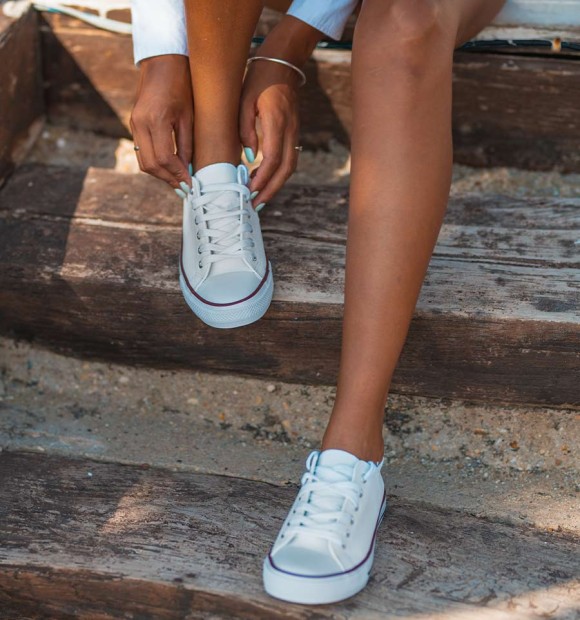 Zapatillas blancas cuerina con puntera goma