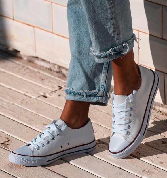 Zapatillas blancas cuerina con puntera goma 2