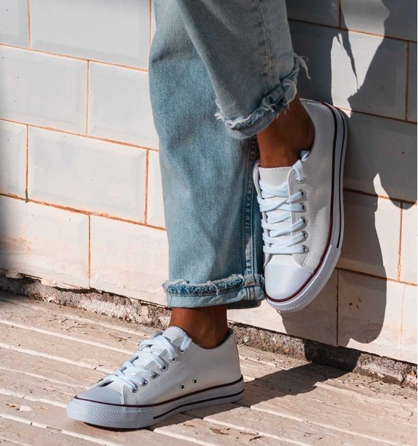 Zapatillas blancas cuerina con...