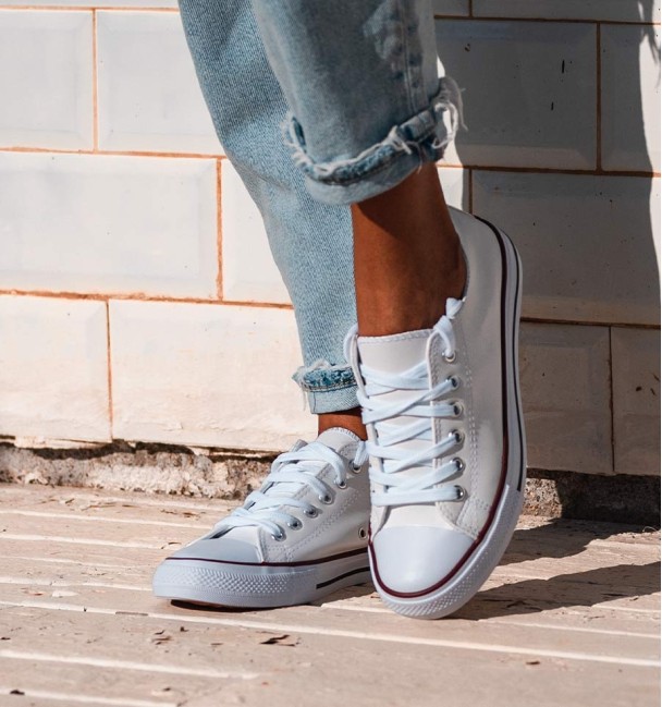 Zapatillas blancas cuerina con...