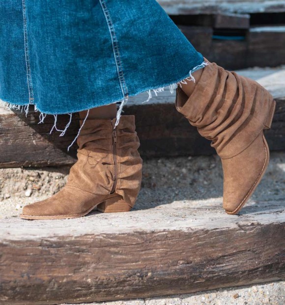 Brown ankle boots in brown made of suede-like fabric. Low heel and inner zip