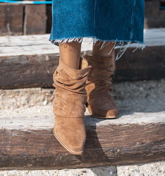 Brown ankle boots in brown made of suede-like fabric. Low heel and inner zip 2