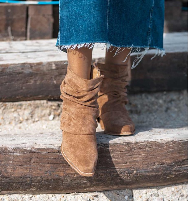 botines marrones  polaina en color marrón hechos de tejido similar al ante. Tacón bajo y cremallera interior