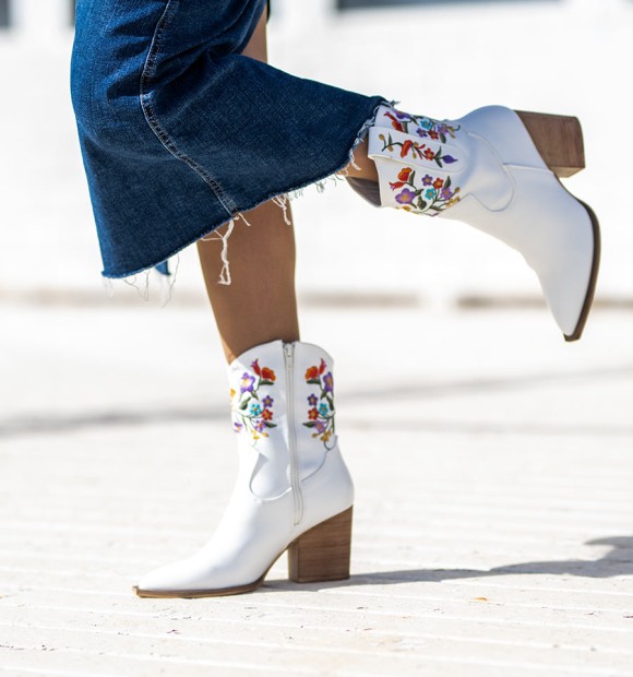 Botas de cowboy para mulher em pele branca, meio cano e salto de madeira, flores coloridas bordadas.