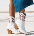 botas cowboy de mujer en cuerina blanca caña media y tacón de madera, flores bordadas colores.
