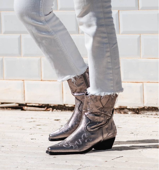 Botas de cowboy pratas para mulher, de cano médio e salto médio. Sim animais