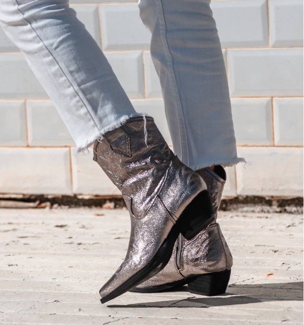 Botas de cowboy pratas para mulher, de cano médio e salto médio. Sim animais