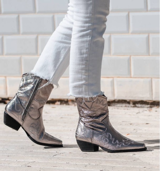 Botas de cowboy pratas para mulher, de cano médio e salto médio. Sim animais