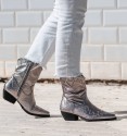 botas cowboy plateadas con bordados para mujer, media caña y tacón medio. Cremallera interior