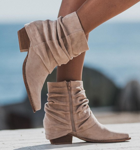 botines beige  polaina hechos de tejido similar al ante. Tacón bajo y cremallera interior 2