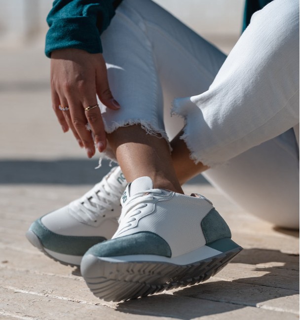 zapatillas deportivas tipo running en blanco y azul agua. Animal free