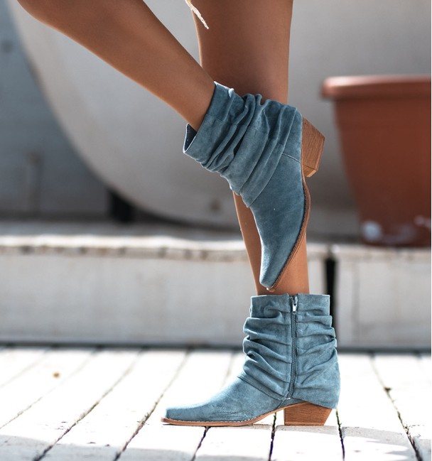 Botins azul em tecido tipo camurça. Botins azul em tecido tipo camurça.