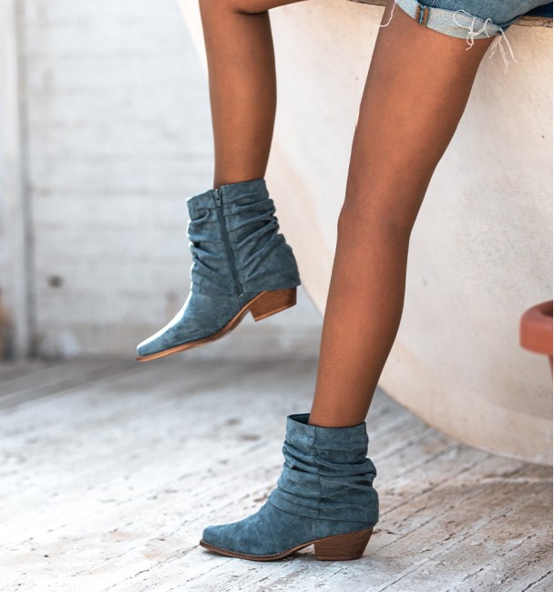 Botins azul em tecido tipo camurça.