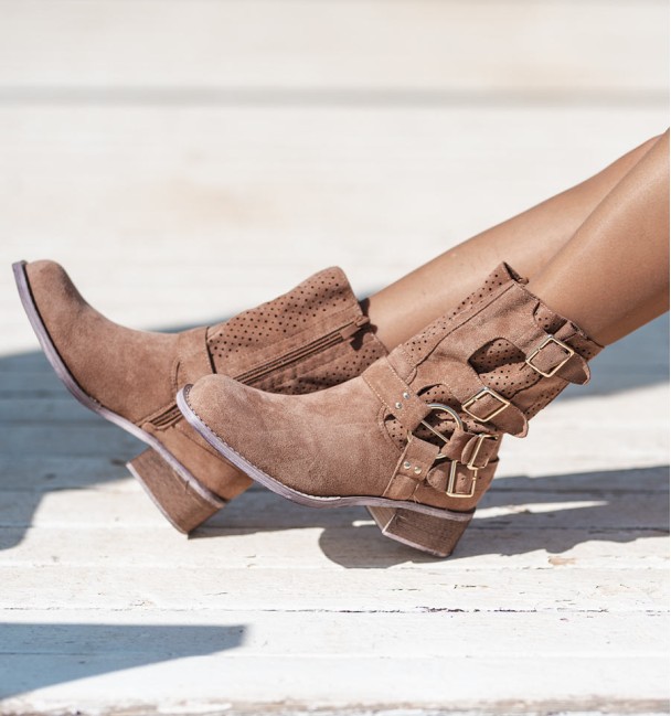 Botas de cowboy castanho com fivelas e corte a meio da canela. Vegan