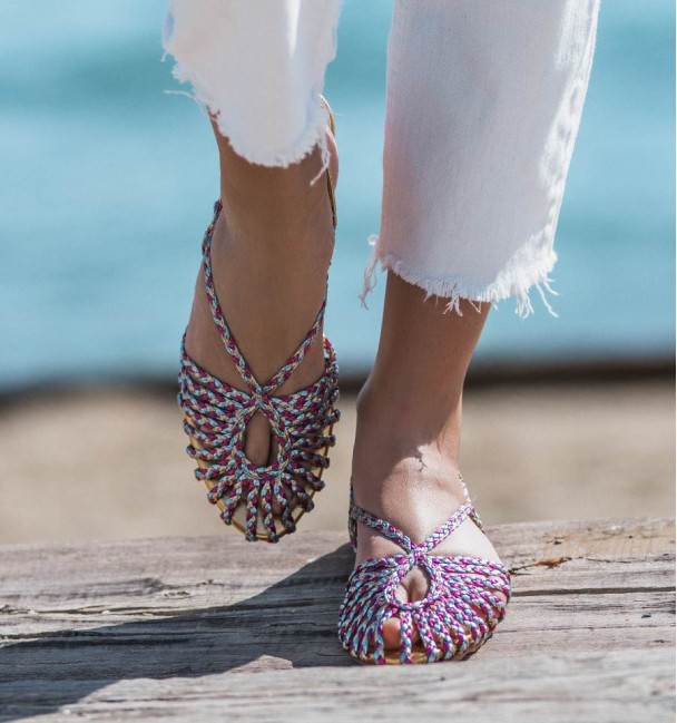 Sapatos de bailarina de tamanco entrançado com salto descoberto. Sem animais