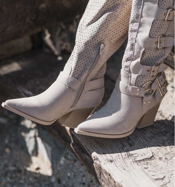 botas altas de estilo cowboy con hebillas laterales y caña troquelada. Color beige y tacón. Textiles botas altas de estilo cowboy con hebillas laterales y caña troquelada. Color beige y tacón. Textiles