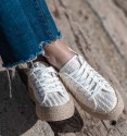 zapatillas de lona blancas con detalles en relieve, suela alta de esparto y cordones
