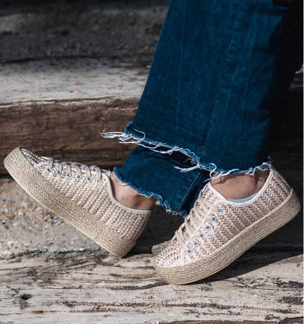 zapatillas de lona beige con detalles en relieve, suela alta de esparto y cordones