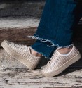 zapatillas de lona beige con detalles en relieve, suela alta de esparto y cordones