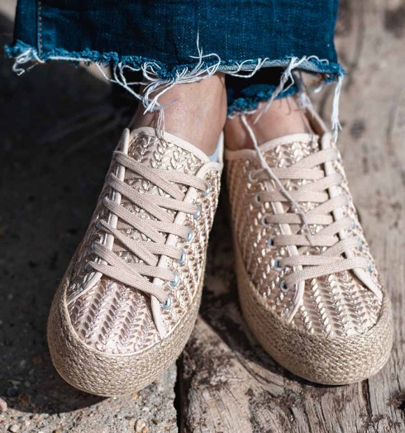 zapatillas de lona beige con detalles en relieve, suela alta de esparto y cordones