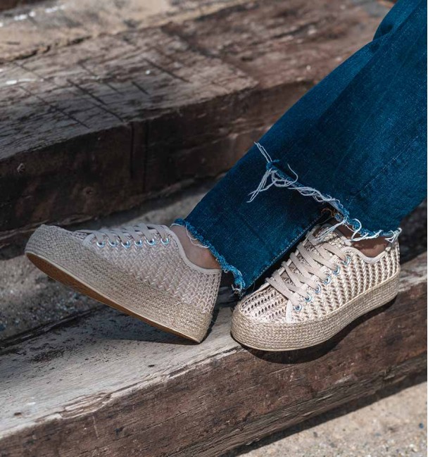 zapatillas de lona beige con detalles en relieve, suela alta de esparto y cordones