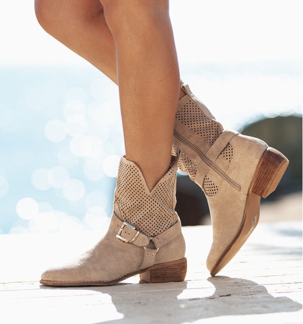 Botas campestres de verão em cor bege. Meia-calça em tecido, cortada. Botas veganas