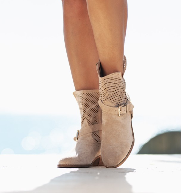 botas camperas de verano en color beige. caña media textil, troqueladas. Botas veganas