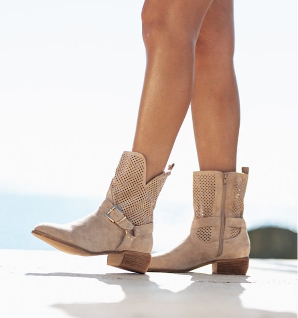 Botas campestres de verão em cor bege. Meia-calça em tecido, cortada. Botas veganas