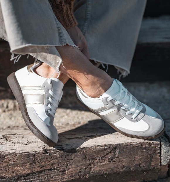zapatillas deportivas bambas de mujer cuerina con dos rayas plateadas y suela goma marrón. Animal free 2