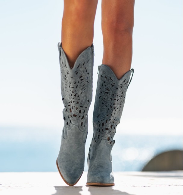 Botas de cowboy azuis com salto e cano recortado. Salto cubano. Vegan
